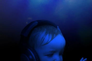 (VIDEO) Mnogo stariji bi joj pozavideli na ritmu: Beba održala čas plesa!