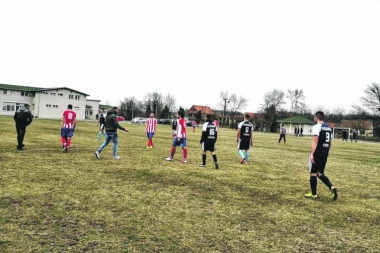 Huligani tukli fudbalera, policija mirno gledala!