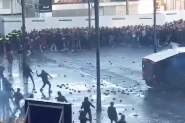 (VIDEO) Poliicija "udarila" vodenim topovima na navijače!