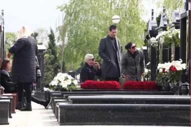 (FOTO) Atina Tošić prvi put došla baki na groblje: Jelena Karleuša u suzama!