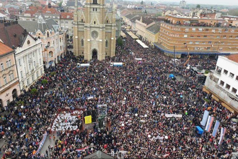 (FOTO) Igla nema gde da padne: Pogledajte koliko ljudi se skupilo u Novom Sadu