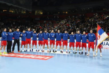 DA SE NAJEŽIŠ - "BOŽE PRAVDE" GRMI U KRALJEVU: Orlovi svi kao jedan - a OVAJ DETALJ sve je oduševio! (VIDEO)