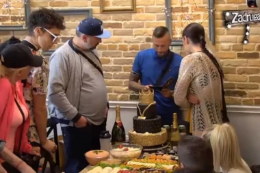 (VIDEO) Nemam snage za ovo: Ša se slomio kada je čitao ženino pismo!