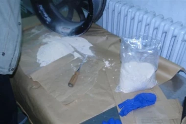 (FOTO) Mislili su da vide balavce, kad ono - vozili brdo heroina u točkovima!