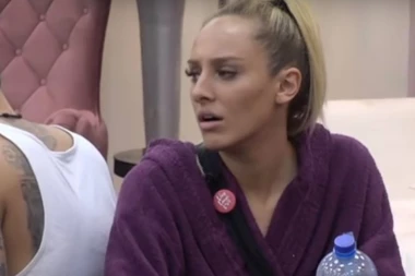 (VIDEO) Vrhunac Lunine nehigijene: Izvadila tampon iz va*ine, stavila ga na vodokotlić, a onda naskočila na Marka!