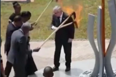 (URNEBESNI VIDEO) Junker umalo da zapali prvu damu Ruande