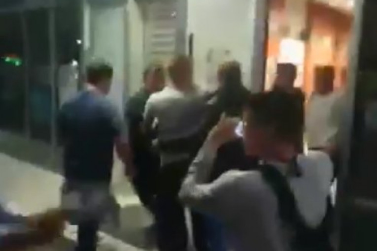(VIDEO) Pogledajte trenutak kada Bastaćevi nasilnici isteruju odbornike SNS