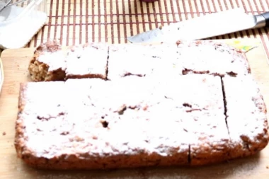 Sočni bakin kolač sa jabukama i bananama: Slatkiš koji ćete uvek iznova praviti!