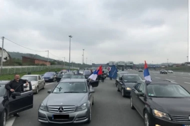 (FOTO) Lovatori iz opozicije: Jeremićev pajtaš došao sa mečkom na proteste