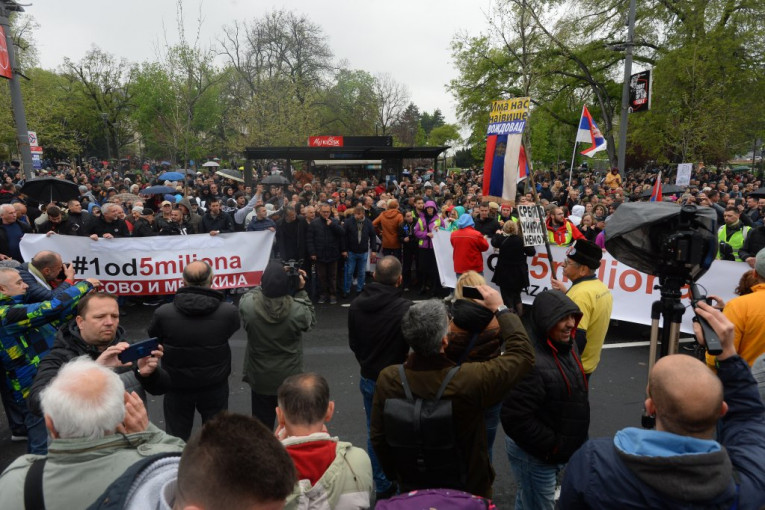 Snimak sve govori! Pogledajte koliko je tačno bilo protestanata na ulicama Beograda