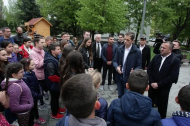 (FOTO) Đurić dočekao decu sa Kosmeta!