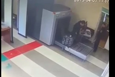 (VIDEO) Urnebesna scena na aerodromu raspalila internet: Putnik namernik jednim potezom šokirao radnika