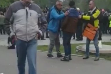 (VIDEO) "Olešeni" od alkohola: Pogledajte kako se "trezni" demonstranti valjaju po ulici