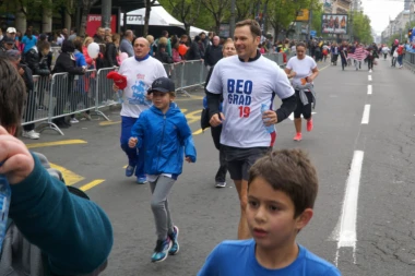 (FOTO) Siniša Mali sa decom na Beogradskom maratonu