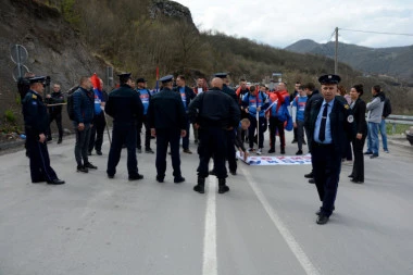 SRBI NAPUŠTAJU SVOJE DOMOVE NA KOSOVU: Hitna evakuacija, ostali bez porodičnog ognjišta!