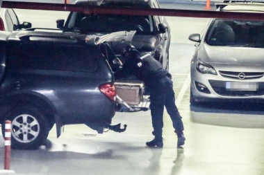 (FOTO) LAŽNA UZBUNA U TRŽNOM CENTRU "RAJIĆEVA": Nema bombe u parkiranom automobilu