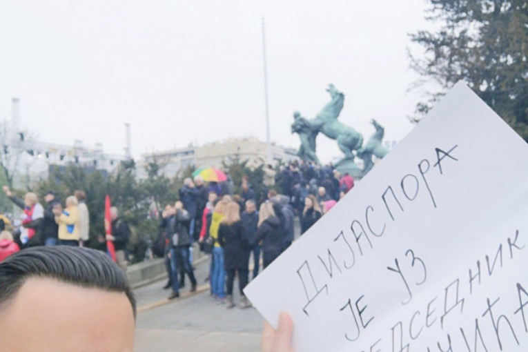 (FOTO) Dejan Stanković Kralj pogrešio protest, pa dobio batine na skupu SZS - hteo da podrži Vučića!