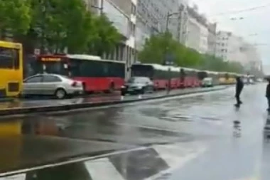 Pogledajte video: Crnogorci zauzeli Terazije, ali bukvalno