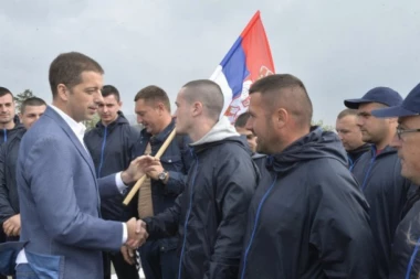 (FOTO) Srbi sa Kosova krenuli pešice na miting u Beograd