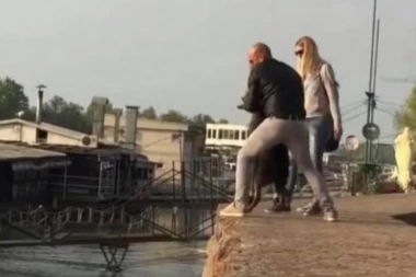 (FOTO) Bolesnici se zabavljali bacajući pse u reku: Životinje jezivo cvilele, ali oni nisu odustajali!