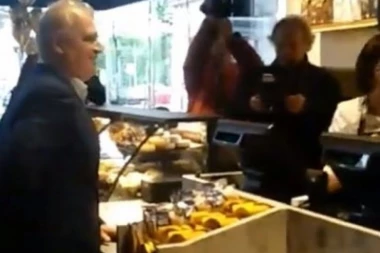 (VIDEO) Goran Vesić kupuje kafu u "Starbaksu"!