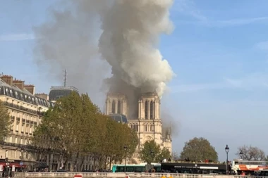 Zbog tragedije u Notr Damu: Oglasila se zvona katedrala širom Francuske