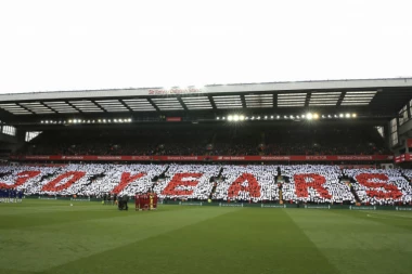 Devetogodišnji dečak pogođen bakljom na utakmici Liverpula i Čelsija!