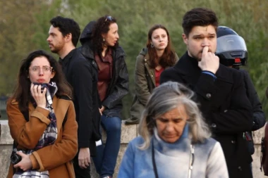 (FOTO) Suze, zgranuta lica i muk: Francuzi nemo posmatraju kako Notr Dam nestaje