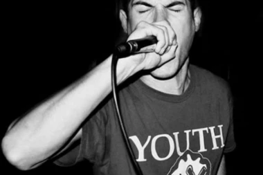 Naš mladi pevač pronađen mrtav u kupatilu!