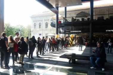 (FOTO) Ogromno interesovanje Beograđana: Svi bi u Starbaks na kafu