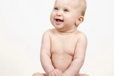 Zaposlili MENJAČA PELENA, jer deca ne umeju sama