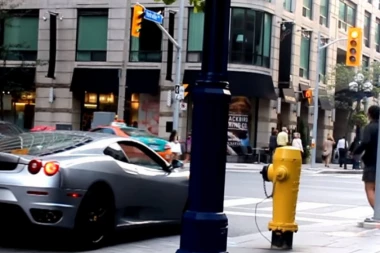 (VIDEO) Smehotres: Šta se desi plavuši kada vidi ferari