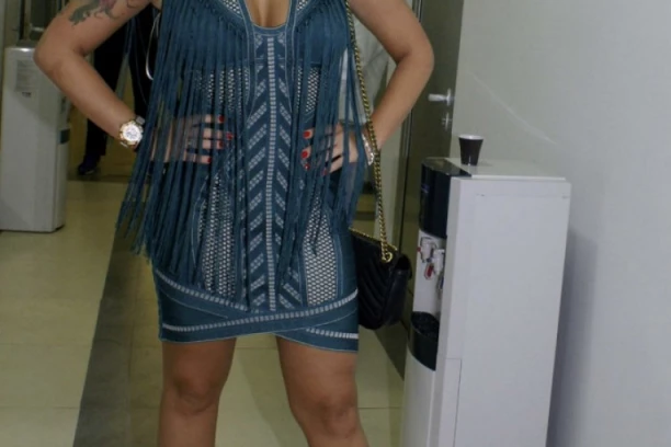 ŠTA JE OVO? NIna Prlja PLASTIČNOM OPERACIJOM promenila anatomiju lica, obrve joj na pola čela podignute, a bradom može hleb da seče! (FOTO)