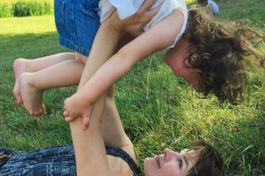 (FOTO) POKAZALA DA NIJE SAMO LEPA: Mili Jovović inspiracija majke iz zemalja trećeg sveta