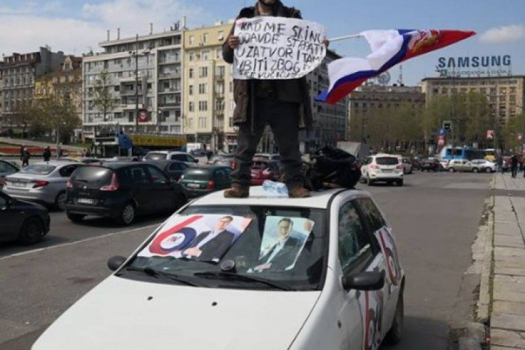 (VIDEO) BAŠ GA BRIGA ŠTA KAŽU DRUGI: Popeo se na krov svog auta ispred Skupštine Srbije i sam počeo miting