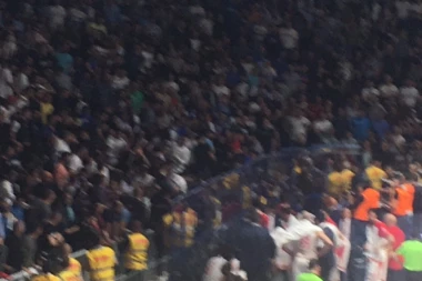 DVA GA VUKU A TROJICA TUKU; Spiker u Morači: Da na pravi način pošaljemo sliku... Navijači: UBI "CIGANA" - UA, PE*ERU, MAJKU TI JE*EM!