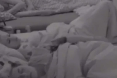 Sanja se samozadovoljava u krevetu dok Matora spava!