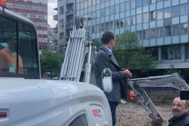 (FOTO) Bastać opet zaustavio radove na Trgu: Nezadovoljni građani protestuju