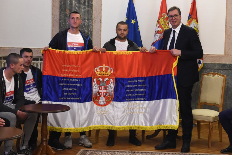 (FOTO) Srbi koji su pešice krenuli sa Kosova stigli u Beograd: Vučić ih dočekao!