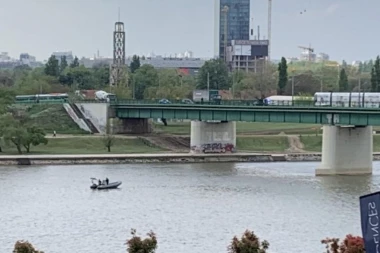 (VIDEO) SPREČENA TRAGEDIJA NA STAROM ŽELEZNIČKOM MOSTU: Policija zaskočila jednu osobu koja je htela da skoči u reku