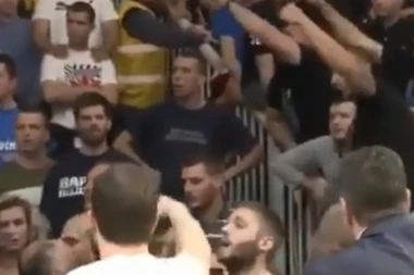 (VIDEO) Pogledajte najgnusniji snimak napada na Zvezdine košarkaše koji su sve stoički izdržali!