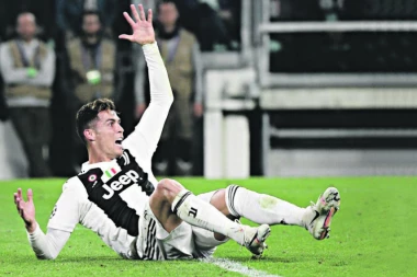 (VIDEO) Ronaldo besneo posle meča sa Leverkuzenom: Navijač hteo da se slika sa njim, on ga pitao je li lud...