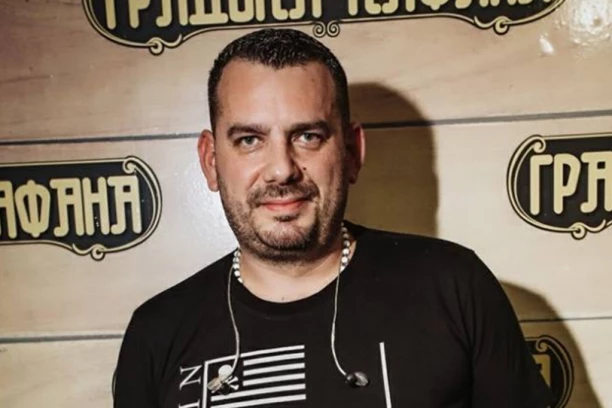 PEVAČ RAZMENJIVAO NEŽNOSTI NA AERODROMU: Peđa Medenica uhvaćen sa ženom, sve prštalo od strasti!
