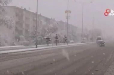 (VIDEO) Ludilo od vremena u poznatom letovalištu: Ljudi se u istom danu kupali na plaži i smrzavali na minusu