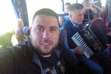 (FOTO) Srbi sa Ozrena uz pesmu dolaze da podrže predsednika Aleksandra Vučića!