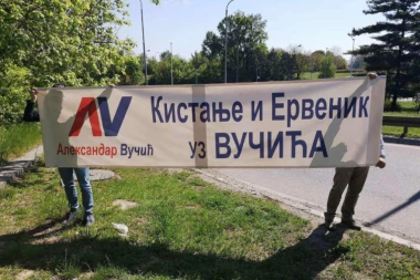 (FOTO, VIDEO) Zagrmele trube: Srbi u ličkim nošnjama dolaze da podrže svog predsednika!