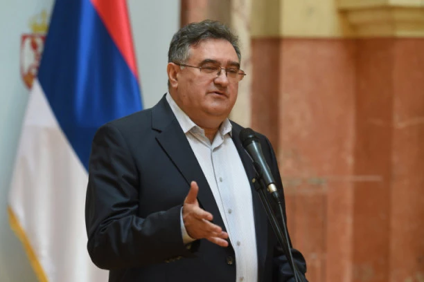 ČAK I OPOZICIONI ANALITIČAR NE PODRŽAVA IDEJE KOLEGA: Zar vam je milija revolucija od izbora? Posledice neće biti baš sjajne