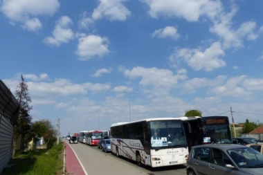 (FOTO) TAKO SE DAJE PODRŠKA: Nepregledne kolone autobusa na svim ulazima u Beograd