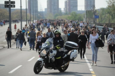 Američki obaveštajci snimaju miting: Džip ambasade SAD snimljen kod Skupštine