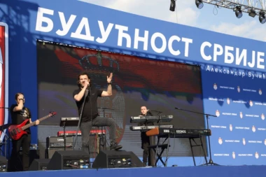 Lukas ispred Skupštine održava koncert pred više od 100.000 ljudi povodom mitinga "Budućnost Srbije"!